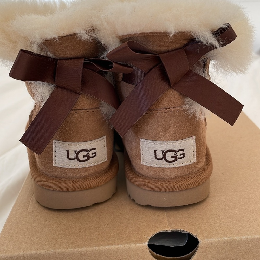 Adorable Girls Ugg mini Bailey Bow size 10